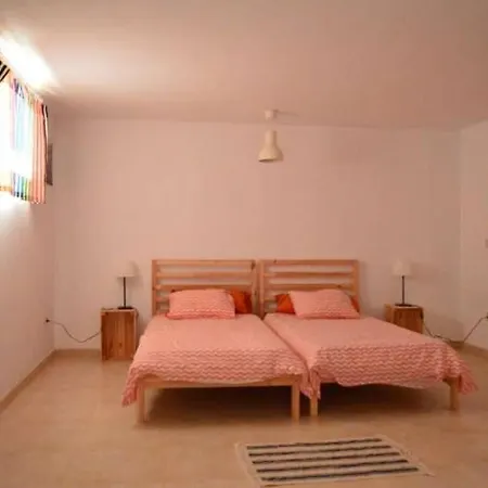 Sleeps 2 Wifi Famara